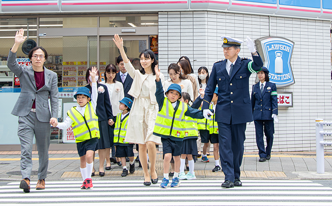 新入学児童に対する横断訓練の様子