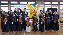 練馬警察署少年剣道部と集合写真