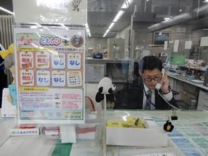 本署受付にともしびvol.68を掲示している状況。