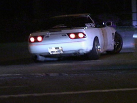 車がドリフトしている画像